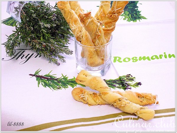 Хлебные твисты с пармезаном, розмарином и чесноком.