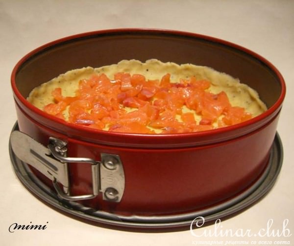 киш с копченым лососем, козьим сыром, шпинатом и пореем