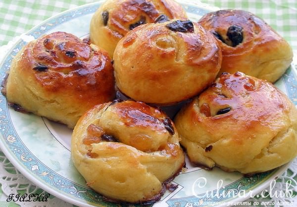 Плюшки с вишней и изюмом