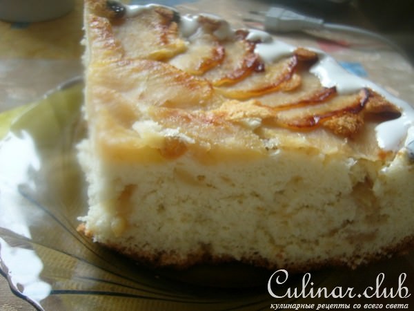 Шарлотка с яблоками и изюмом