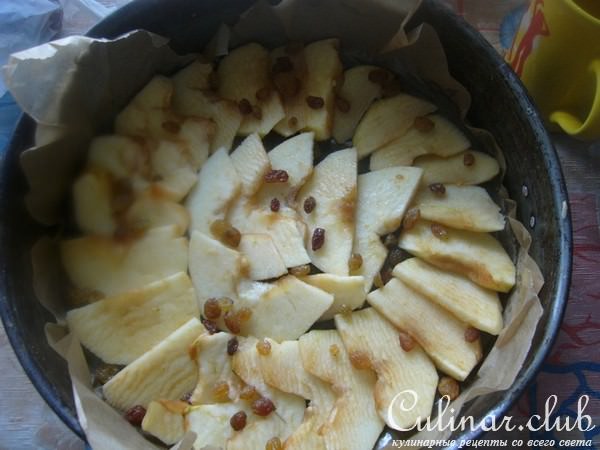 Шарлотка с яблоками и изюмом