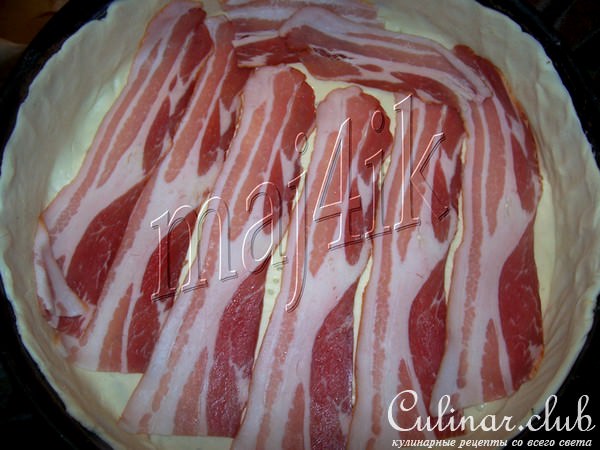Сырно-сливочный киш-суфле с помидорами и беконом