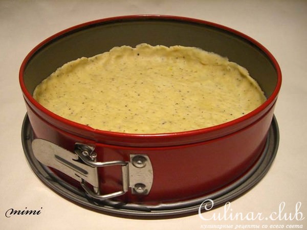 киш с копченым лососем, козьим сыром, шпинатом и пореем